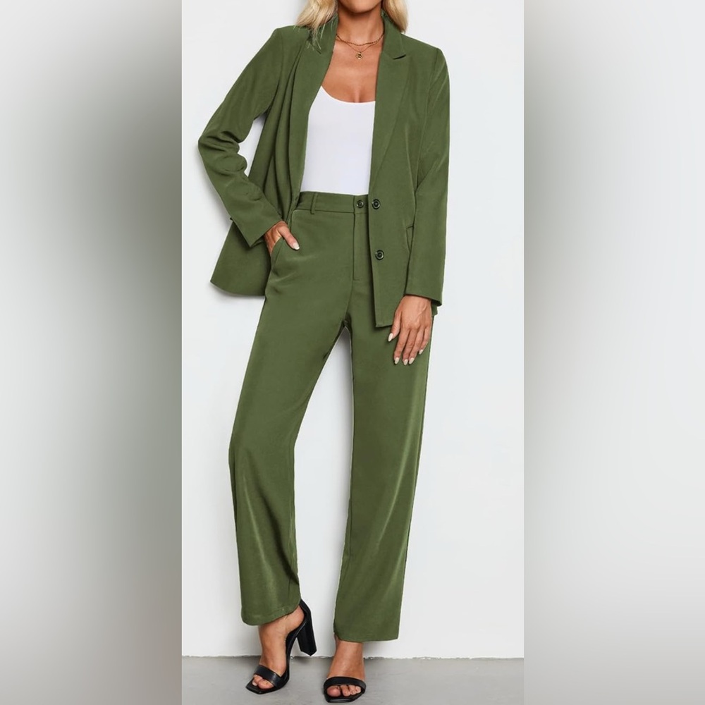 Hunter Green Women's Pantsuit
Worn once for an hour